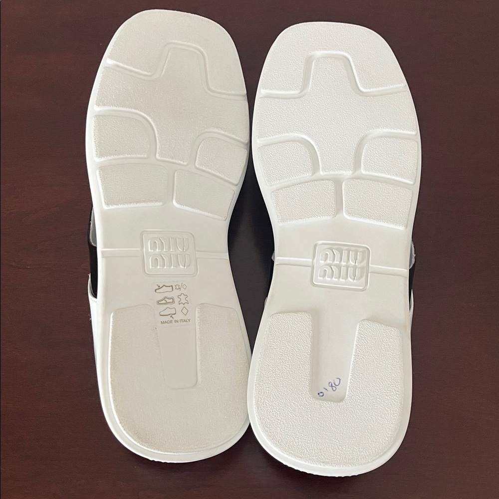 MIU MIU NWOT AUTHENTIC VERNICE TECH FLAT THONG SANDALS WHITE and BLACK 39.5 - Picture 7 of 7